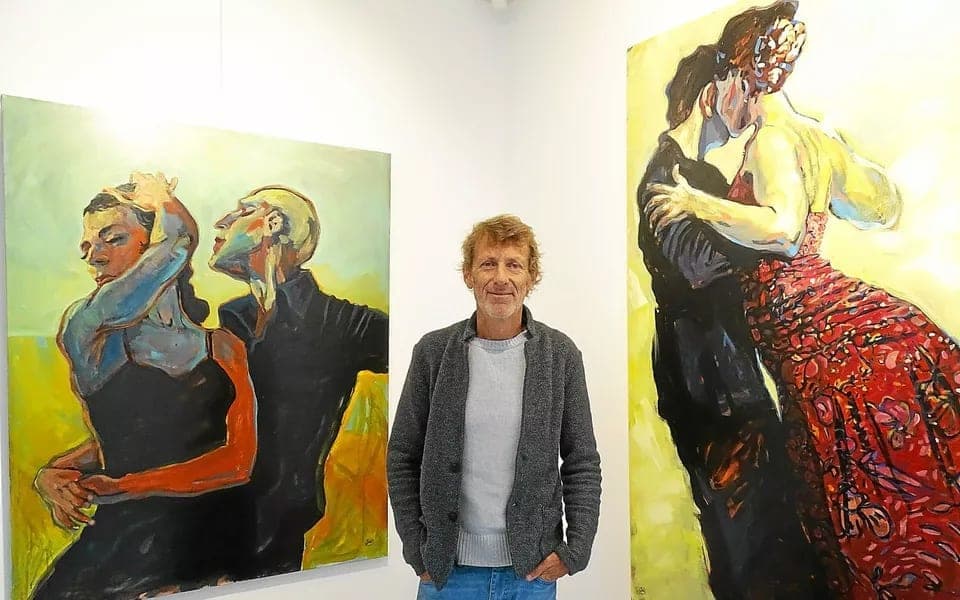Jacques de Kerdrel devant ses peintures